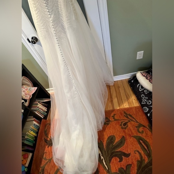 White by Vera Wang Wedding Dress 🌸Host Pick🌸 - Picture 5 of 8
